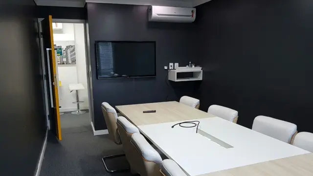 Sala de reunião para 10 pessoas com mesa longa, TV de 50 polegadas e ar-condicionado